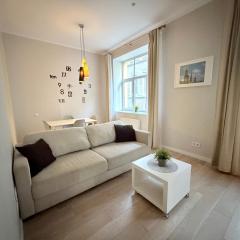 Next to Freedom Monument - 1 Bedroom 4 Guests - Central Location