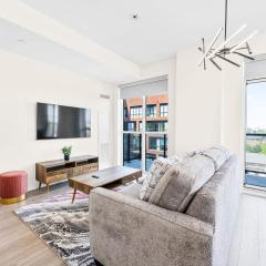 Exquisite 3BR with Den & Complimentary Parking