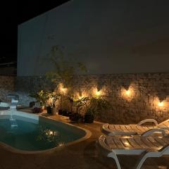 Casa de 2 dormitórios com piscina e quintal