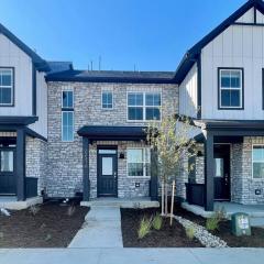 Luxe Retreat -Modern 3BR 3B - UCH ,Gaylord & DIA Sleeps 8