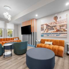 Modern Palm Springs Retreat with 4 Bedrooms and 4.5 Bathrooms, Central Shadyside townhome