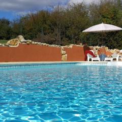 Ancien moulin avec piscine, terrasse, jardin privatif et petite île - près des étangs de la Brenne - FR-1-591-159