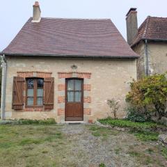 Maison de Caractère Rénovée avec Jardin, Terrasse, et Proche du Château Guillaume - FR-1-591-131