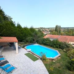 Spacieux gîte contemporain avec terrasse panoramique et piscine chauffée - FR-1-584-373