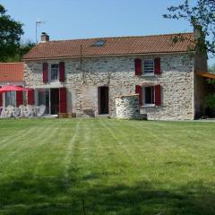 Maison rénovée en pleine campagne avec terrain, terrasse et équipements familiaux - FR-1-426-157