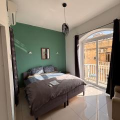 Next to beach Sliema Stay, Cozy, Air-Conditioned, Self Check-In