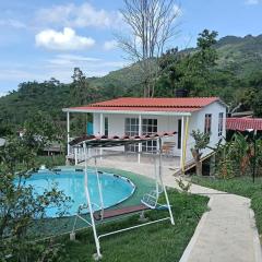 Casa campestre con piscina privada cerca de Villeta