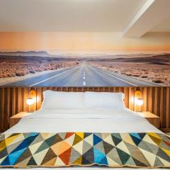 Retro Roadtrip Suite - La Vista Motel