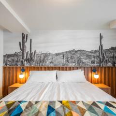 Midnight Cactus Room - La Vista Motel