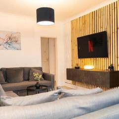 Lush 6BR House - Hot Tub - Private Driveway 2 Cars