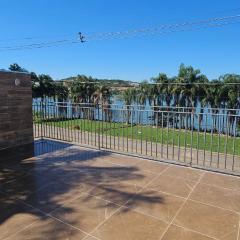 Casa de frente para o lago dos encantos