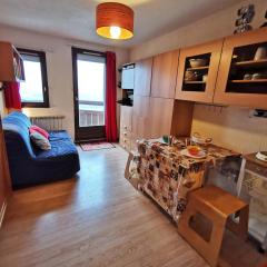 Studio rénové au pied des pistes avec balcon - FR-1-771-49