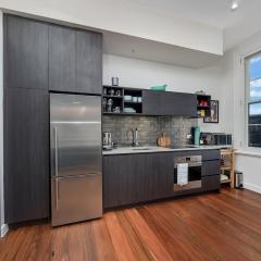 Inner-City apartment minutes walk to dining hubs