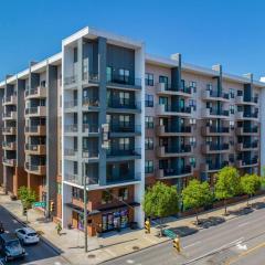 The Nash Luxe, Pool, Gym, Nightlife!