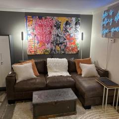 1BR Condo Near West 7th, Pool, Hot Tub, BBQ Sleeps 4 - Jacob's Neon Pearl