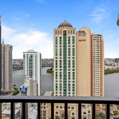 Cosy 1-Bed with River Views Pool Gym & BBQ