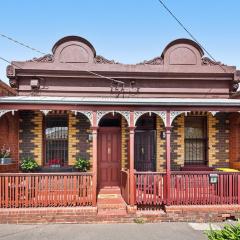 Charming 2-Bed Town House Near Market