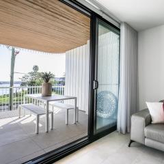 Bayfront Holiday Retreat with Parking