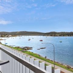 Exquisite 1-Bed Apartment with Bay Views