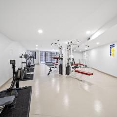 Inner-City 2-Bed with Parking, Pool, Gym & BBQ