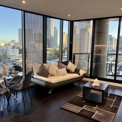 Stylish 1-Bed with Pool, Gym & Free Parking