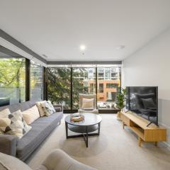 Chic Inner-City 2-Bed Abode with Pool Gym & Sauna