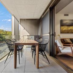 Elegant 2-Bed Urban Retreat with Outdoor Dining
