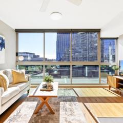 Elegant Inner-City 1-Bed with Rooftop Dining
