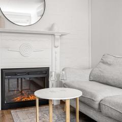 Charming 1-Bed with Fireplace by the Beach