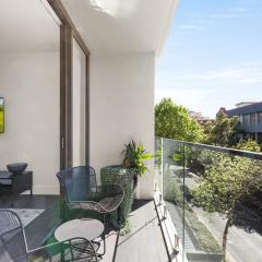 Modern 1-Bed with Balcony in Bustling Surry Hills