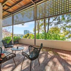 2-Bed Harbourside Home with Views in Fab Location