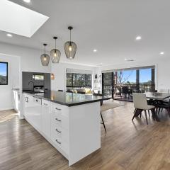 Chic 4-Bed with 3 Living Areas & Alfresco Dining