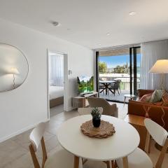 Joy at Ohana: Balcony & Pool Overlooking the Bay