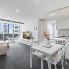 Stylish Southbank Stay with Views, Pool & Gym