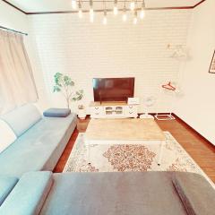 4 min to JR Entire 3BR House w Garage Family Friendly Fast WiFi