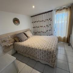 chambre double de luxe indépendante au rez de chaussée, parking