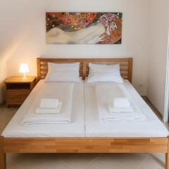 Waterfront Lake Apartment for 8 Persons with Free Parking