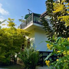 Coastal Dream House with Jacuzzi - 3 Bedrooms - Just Steps from a Stunning Beach