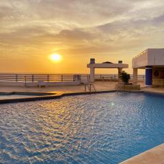 Quiet studio apartment one block from the beach