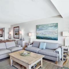 Luxury Two-Bedroom Oceanfront Apartment with Stunning Sunset Views