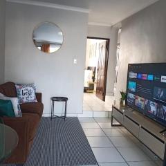 Sandalion Cottage near OR Tambo Airport & Greenstone