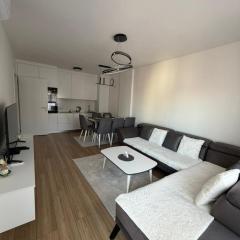 Erina Luxury Apartments - Free Parking