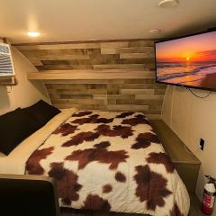 Cozy RV Farm Stay with Hot Tub WiFi and Coffee 5 Min to AHCL Hospital and Redbud Park