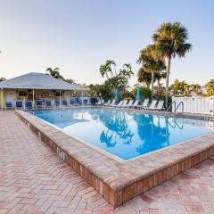 6 Mi to Caspersen Beach! Country Club Condo