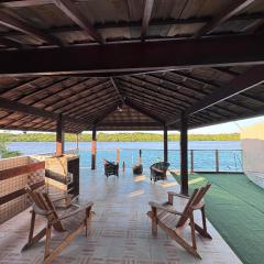 Casa com Deck e Acesso ao Rio Espaço para Barco 4 Suítes e Área Gourmet