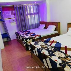 S S Home Stay - "# Sri Kashi Vishwanath Temple And Ghat Only 500m Home Stay-at-prime-location Spacious-Room with-wi-fi-availability,