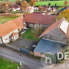 Historischer Hof, einladend für Mensch und Tier.