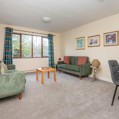 Stylish 2BDR Flat with Balcony and Parking Bromley