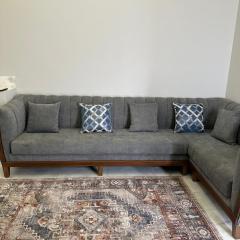 شقة غرفتين وصالة في سطح الفيلا