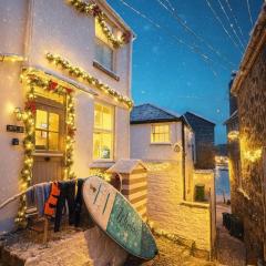 SMUGGLERS HIDE or SMUGGLERS CABIN - EITHER a 2 Bedroom FISHERMANS COTTAGE with Childs Bunk and HARBOUR VIEWS - OR a ground floor private small CABIN ROOM - 10 Metres To Sea Front - Book Both for a 3 Bed House - 2023 GLOBAL REFURBISHMENT AWARD WINNER